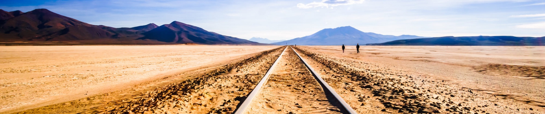 Vue des rails traversant le désert de l'Altiplano en Bolivie